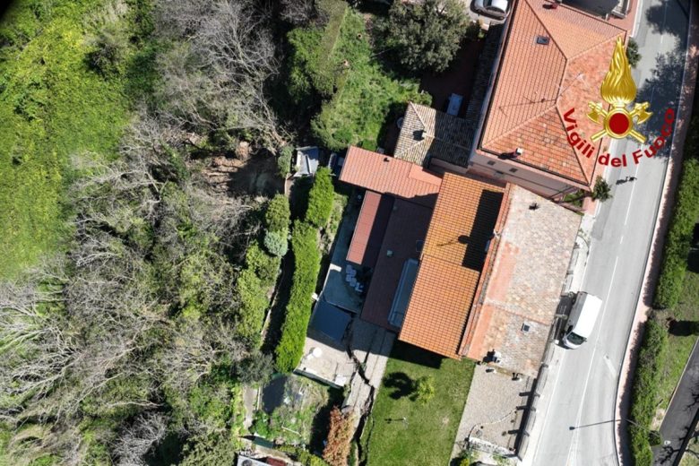 Strade e ferrovie deformate, sfollati ed emergenza: il disastro dopo la frana di Petacciato