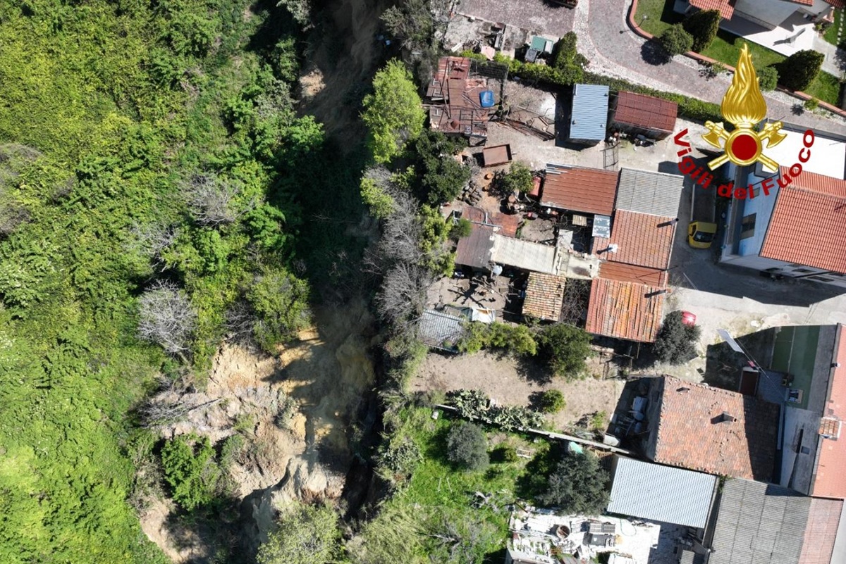 Strade e ferrovie deformate, sfollati ed emergenza: il disastro dopo la frana di Petacciato Strade e ferrovie deformate, sfollati ed emergenza: il disastro dopo la frana di Petacciato