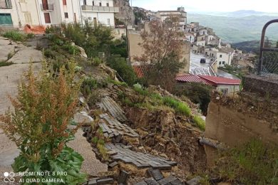 Frana a Sutera, un quartiere “sospeso” e i timori: scattano le evacuazioni