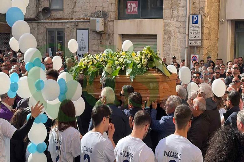 Il dolore e i palloncini: Favara unita in piazza per i funerali di Gabriele Vaccaro