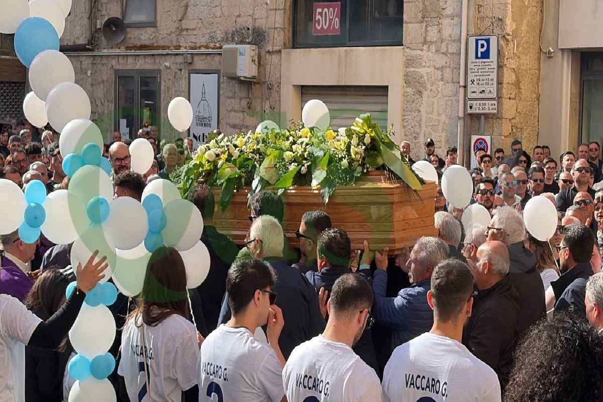 Il dolore e i palloncini: Favara unita in piazza per i funerali di Gabriele Vaccaro