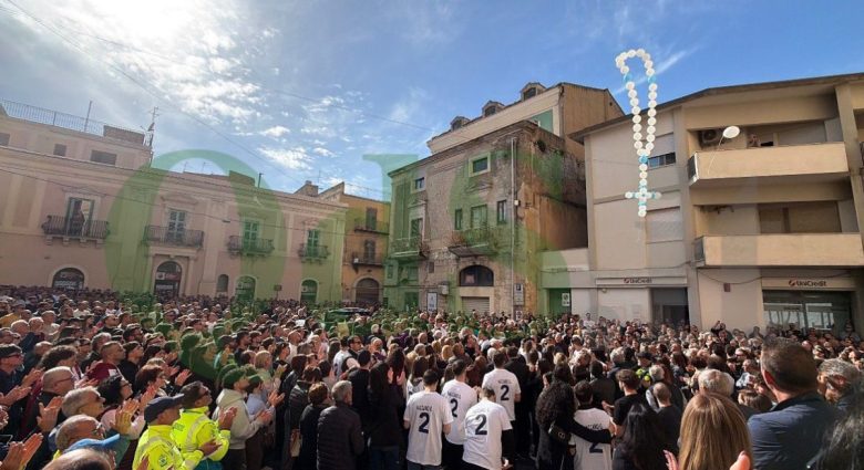 VIDEO | Favara piange e si stringe per i funerali di Gabriele Vaccaro