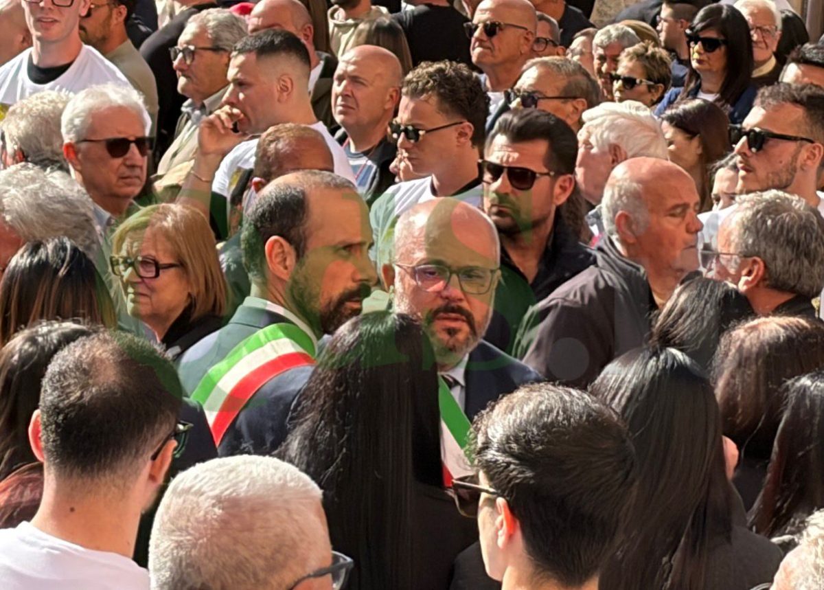 Il dolore e i palloncini: Favara unita in piazza per i funerali di Gabriele Vaccaro