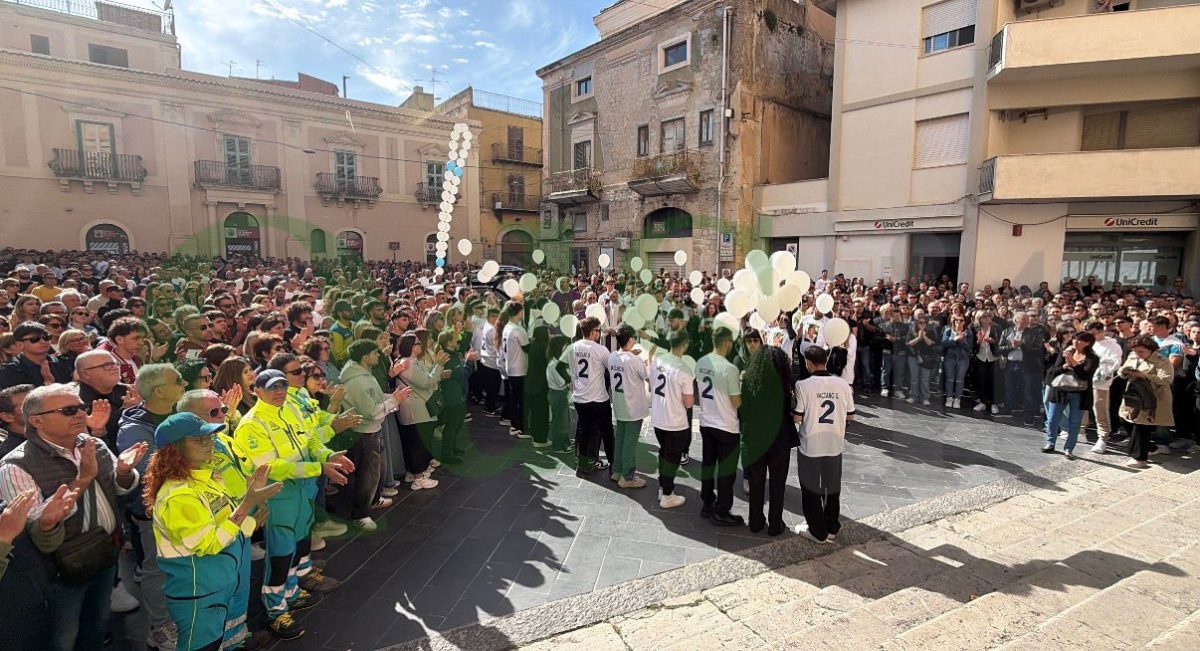 Il dolore e i palloncini: Favara unita in piazza per i funerali di Gabriele Vaccaro