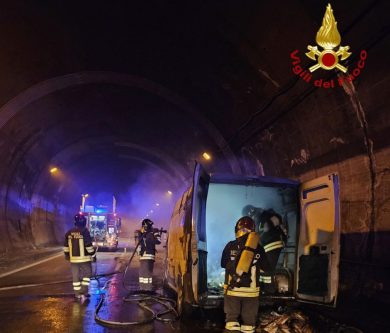 Caos sull’A20 Messina-Palermo per un incendio, a fuoco un furgone in galleria