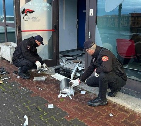 Assalto a un bancomat nella notte nel Catanese sventato dai carabinieri, un arresto