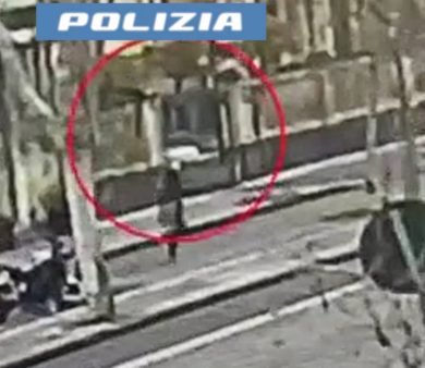 VIDEO | Segue anziano per ore fino al ritiro della pensione, poi lo scippo alle Poste: arrestato 23enne a Catania