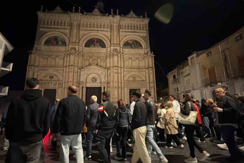 VIDEO – Una fiaccolata per Gabriele Vaccaro: il 25enne unisce Favara e Pavia nel ricordo