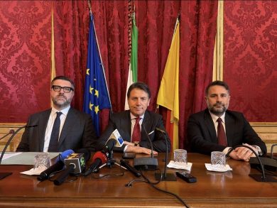 Dalla “questione siciliana” all’uso delle basi militari, Conte a Palermo: “I cittadini non hanno risposte alle urgenze reali”