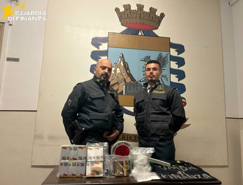Fermato con 1,3 kg di hashish bianco al Porto di Trapani: possibile guadagno da oltre 30 mila euro