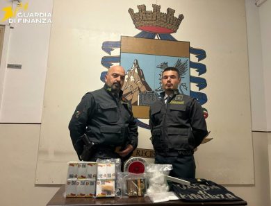 VIDEO | Bloccato corriere della droga a Trapani: sequestrate ingenti quantità di “hashish bianco”