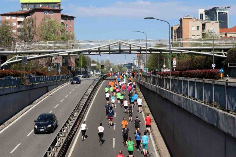 Maratona di Londra, clamoroso Sawe: è il primo uomo a correre sotto le 2 ore