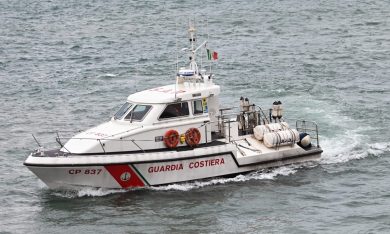 Barca va a fuoco e affonda al largo di Noto, due persone salvate