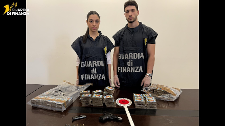 Droga e armi, maxi blitz della GdF nel Catanese: scattano tre arresti