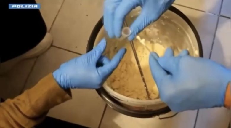Chili di droga tra auto e casa, poi un laboratorio di documenti falsi: preso latitante a Catania