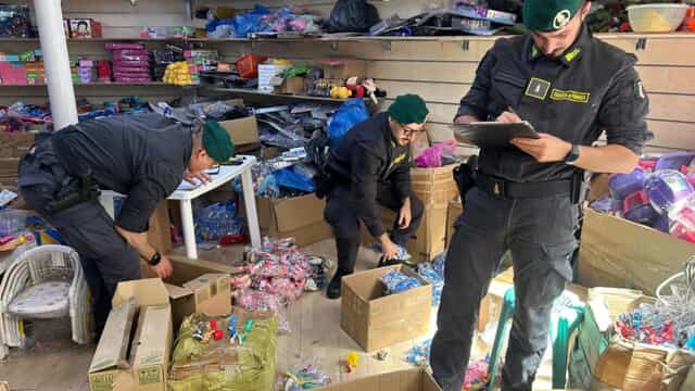 Mega blitz a Misterbianco: sequestrati 62 mila prodotti irregolari