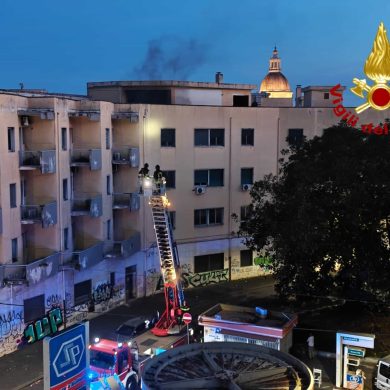 Paura a Catania: scoppia incendio all’ex ospedale “Santo Bambino”