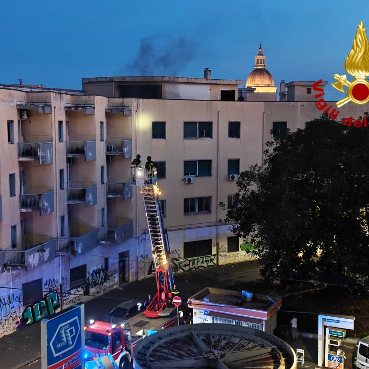 Paura a Catania: scoppia incendio all’ex ospedale “Santo Bambino”