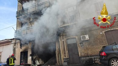 VIDEO | Fuoco e fiamme a Picanello, momenti di panico: anziana salvata con l’autoscala