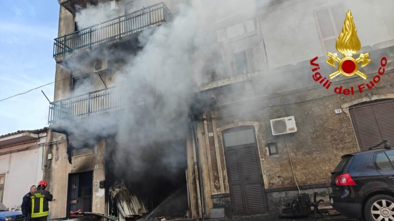 VIDEO | Fuoco e fiamme a Picanello, momenti di panico: anziana salvata con l’autoscala
