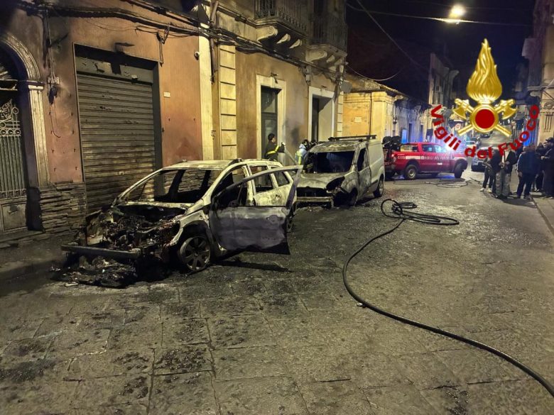 FOTO | Paura a Santa Maria di Licodia: auto a fuoco nella notte, via alle indagini dei Carabinieri