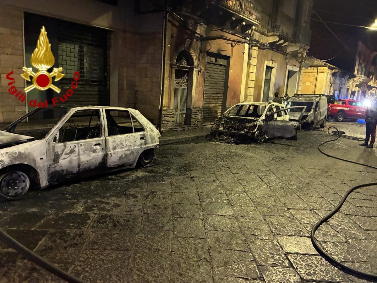 FOTO | Paura a Santa Maria di Licodia: auto a fuoco nella notte, via alle indagini dei Carabinieri FOTO | Paura a Santa Maria di Licodia: auto a fuoco nella notte, via alle indagini dei Carabinieri