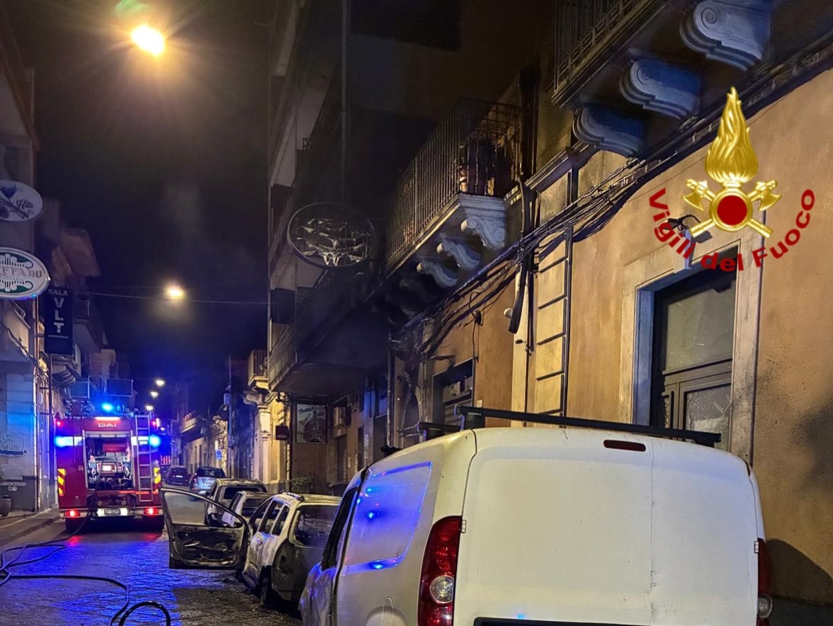 FOTO | Paura a Santa Maria di Licodia: auto a fuoco nella notte, via alle indagini dei Carabinieri FOTO | Paura a Santa Maria di Licodia: auto a fuoco nella notte, via alle indagini dei Carabinieri