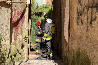 Cumuli di rifiuti in fiamme, incendio nel centro storico di Agrigento