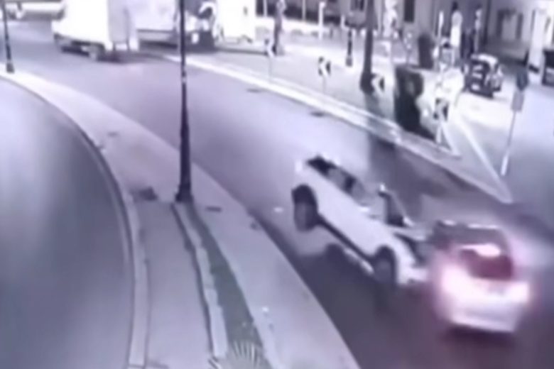 VIDEO | Palermo, le terribili immagini dello scontro tra auto alla Cala