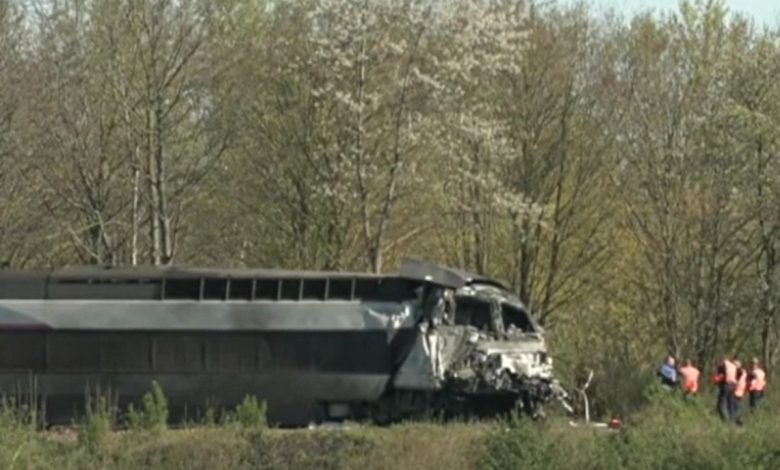VIDEO | Scontro treno-rimorchio, il tragico incidente ferroviario al passaggio a livello