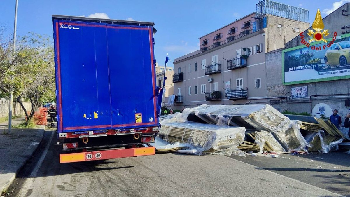 Palermo, tir si ribalta dopo scontro con un’auto: sul posto i vigili del fuoco Palermo, tir si ribalta dopo scontro con un’auto: sul posto i vigili del fuoco