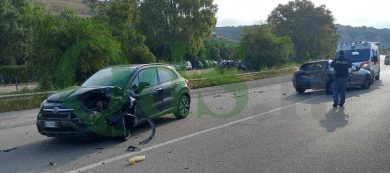 Scontro frontale sulla Statale 115, due i feriti. Traffico rallentato