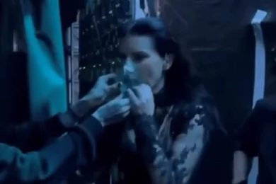 Paura per Laura Pausini; ha un malore e ferma il concerto, spunta l’ossigeno sul palco