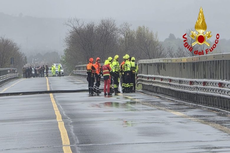 VIDEO | Il maltempo colpisce, sulla SS16 crollo parziale di un ponte: le immagini