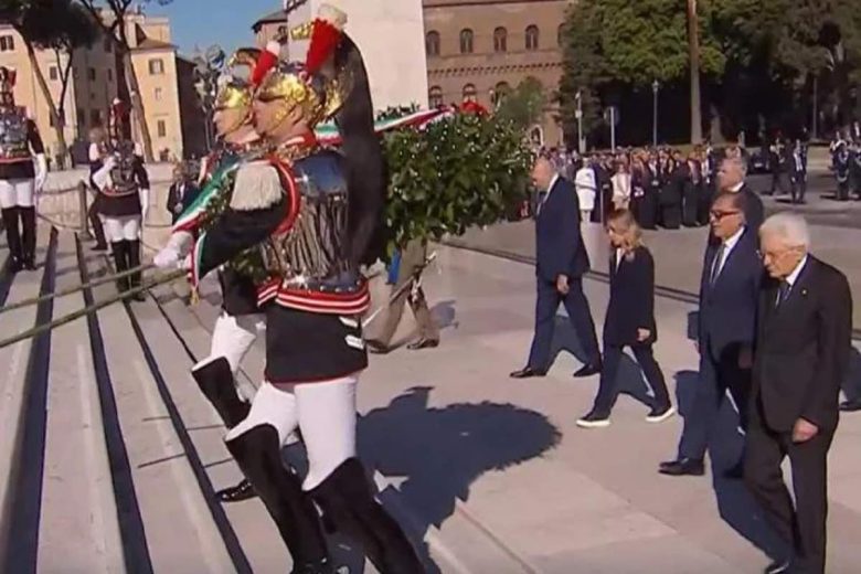 Festa della liberazione, Mattarella all’Altare della Patria per l’omaggio ai caduti. Crosetto: “Il 25 aprile giornata di coraggio e sacrificio”