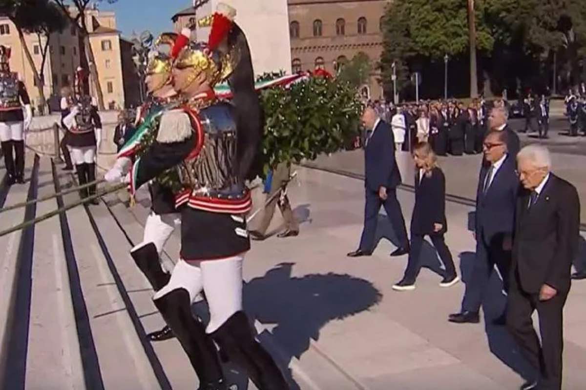 Festa della liberazione, Mattarella all’Altare della Patria per l’omaggio ai caduti. Crosetto: “Il 25 aprile giornata di coraggio e sacrificio”