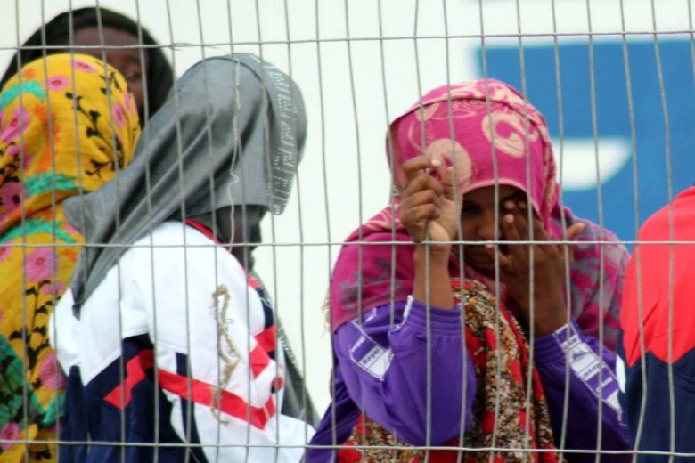 Altra tragedia di migranti in mare, 18 vittime nell’Egeo: 37 morti in 24 ore. Si cercano tre dispersi vicino Lampedusa