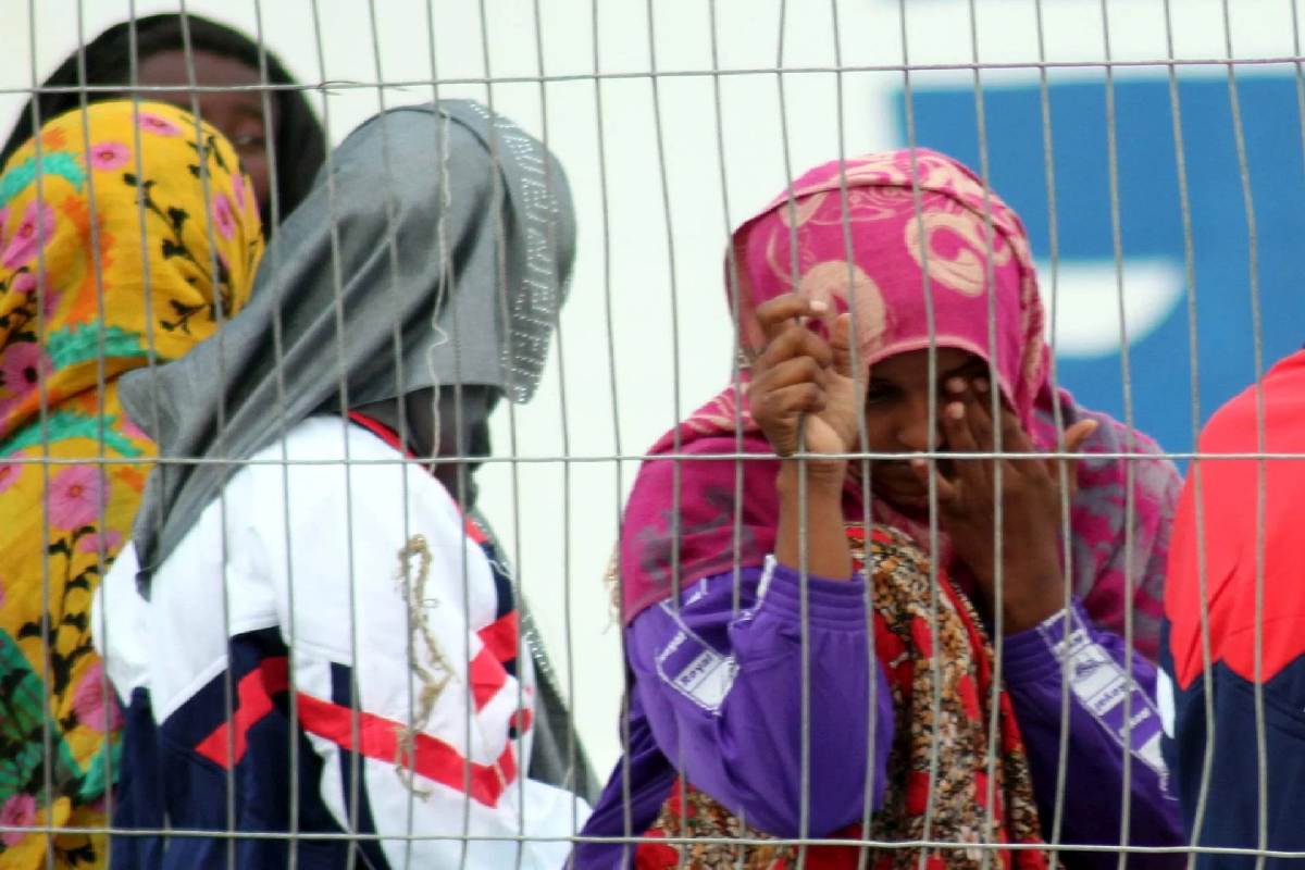 Altra tragedia di migranti in mare, 18 vittime nell’Egeo: 37 morti in 24 ore. Si cercano tre dispersi vicino Lampedusa