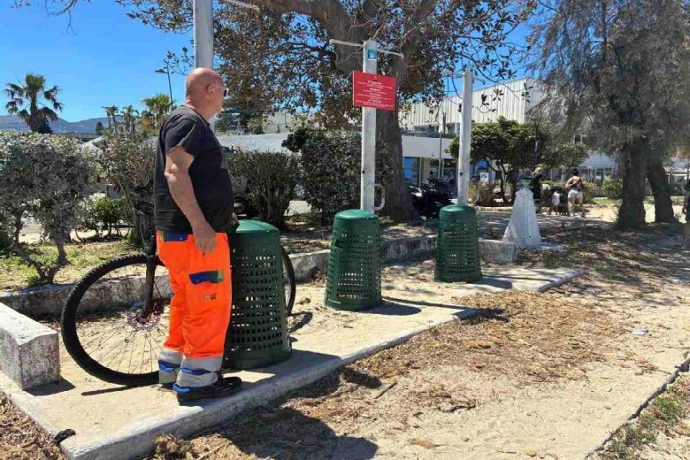 Palermo, a Mondello cestini e cartelli informativi. Alongi: “Cittadini collaborino al decoro”