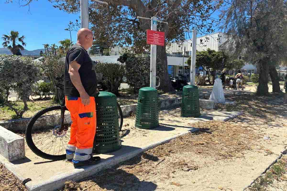 Palermo, a Mondello cestini e cartelli informativi. Alongi: “Cittadini collaborino al decoro”