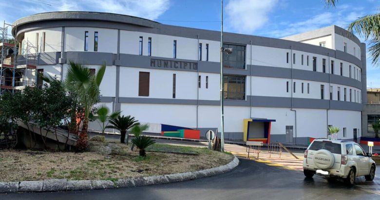 Il buco nero dei Comuni siciliani: dissesti cronici, risanamenti falliti e un sistema locale che implode