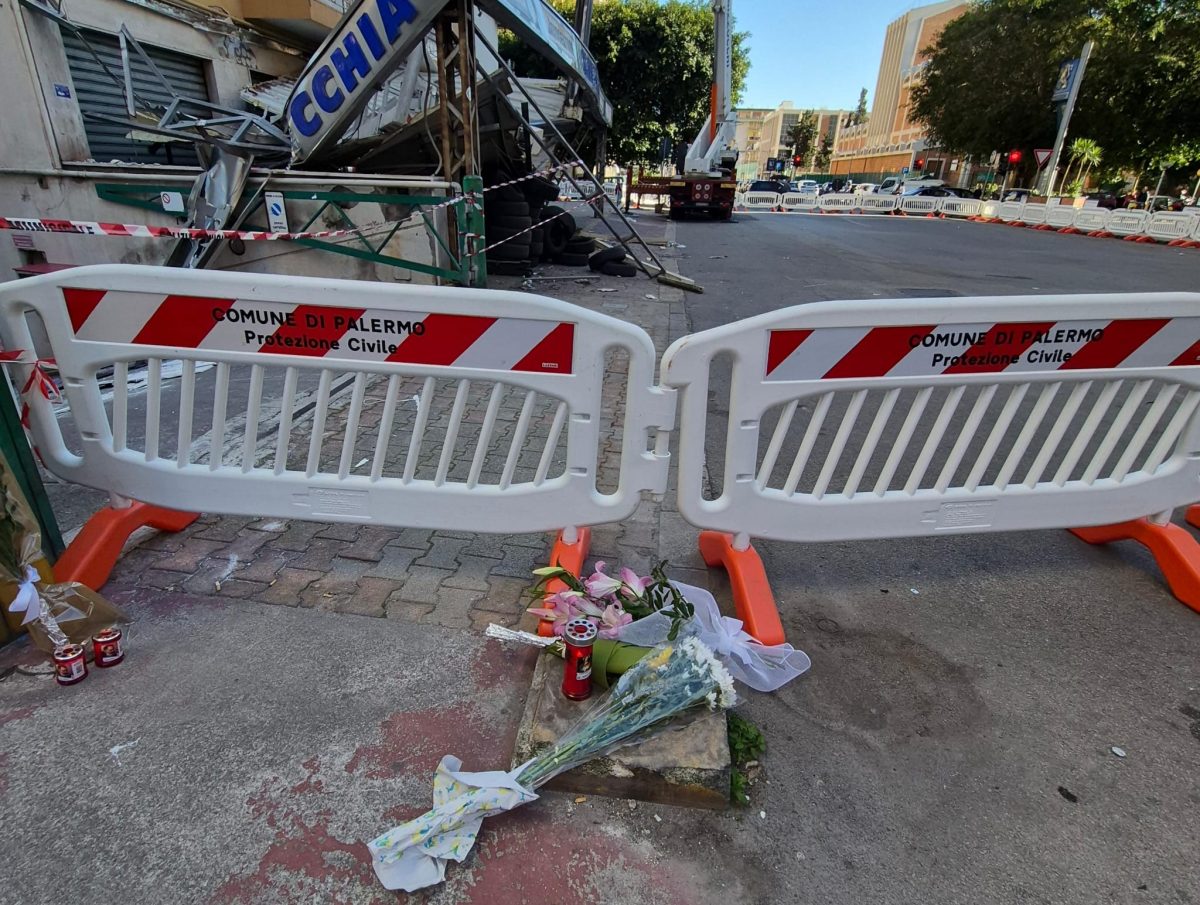 VIDEO | Lumini, lacrime e fiori in via Marturano a Palermo per i due operai morti