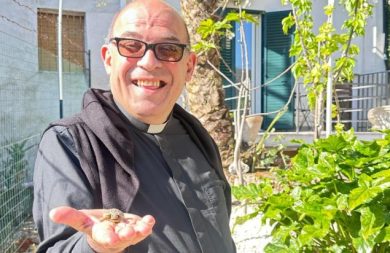 Caltanissetta, ad aggiustare le buche ci pensa il…parroco: “Rischio multe, ma la gente ha bisogno”