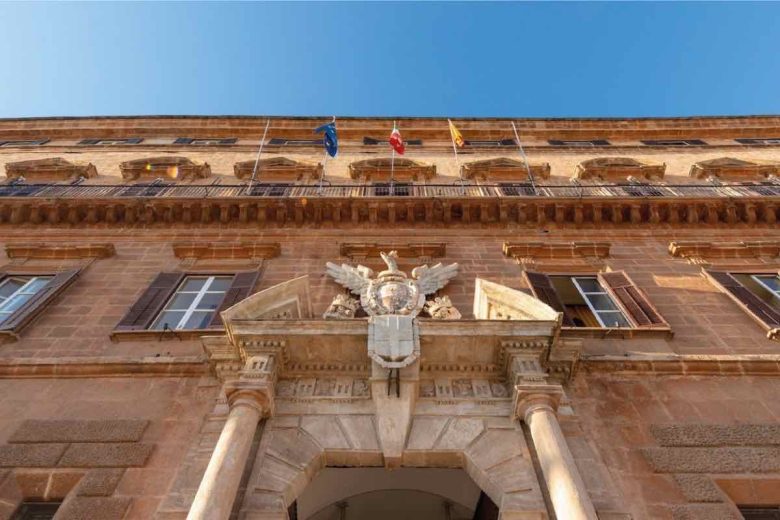 All’Ars banchi semivuoti, fuori dall’Aula il “nodo” del rimpasto e l’attesa per le elezioni