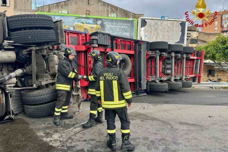 Palermo, tir si ribalta dopo scontro con un’auto: sul posto i vigili del fuoco