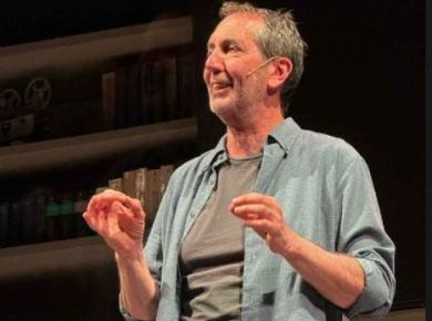 “Tutti gli uomini che non sono”: Paolo Calabresi infiamma l’Abc di Catania sulla scia delle maschere pirandelliane