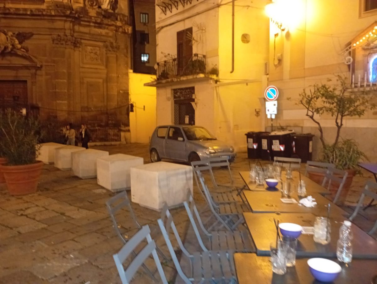 L’isola pedonale a piazza Olivella a Palermo, i ristoratori: “Stanchi delle violazioni”
