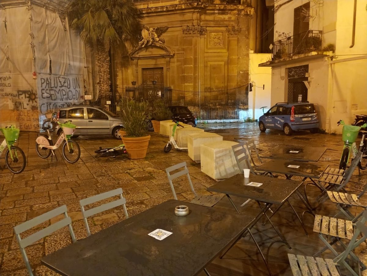 L’isola pedonale a piazza Olivella a Palermo, i ristoratori: “Stanchi delle violazioni”