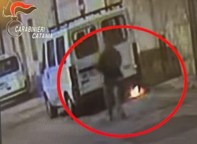Follia a Randazzo: 53enne incendia un furgone perchè “posteggiato troppo vicino casa”