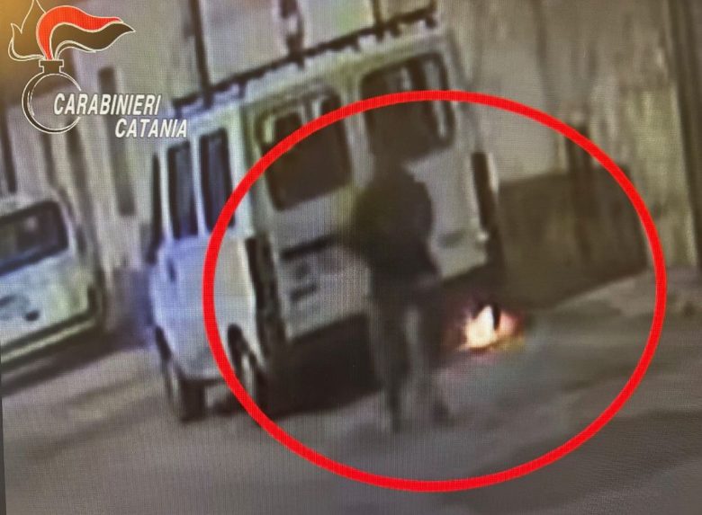 Follia a Randazzo: 53enne incendia un furgone perchè “posteggiato troppo vicino casa”